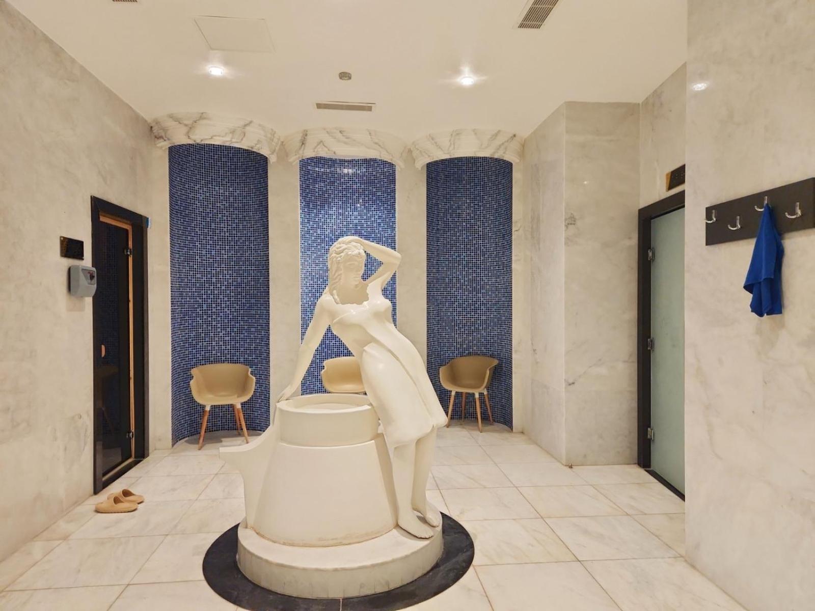 5 Star Facilities/walking Distance To Amenities And The *