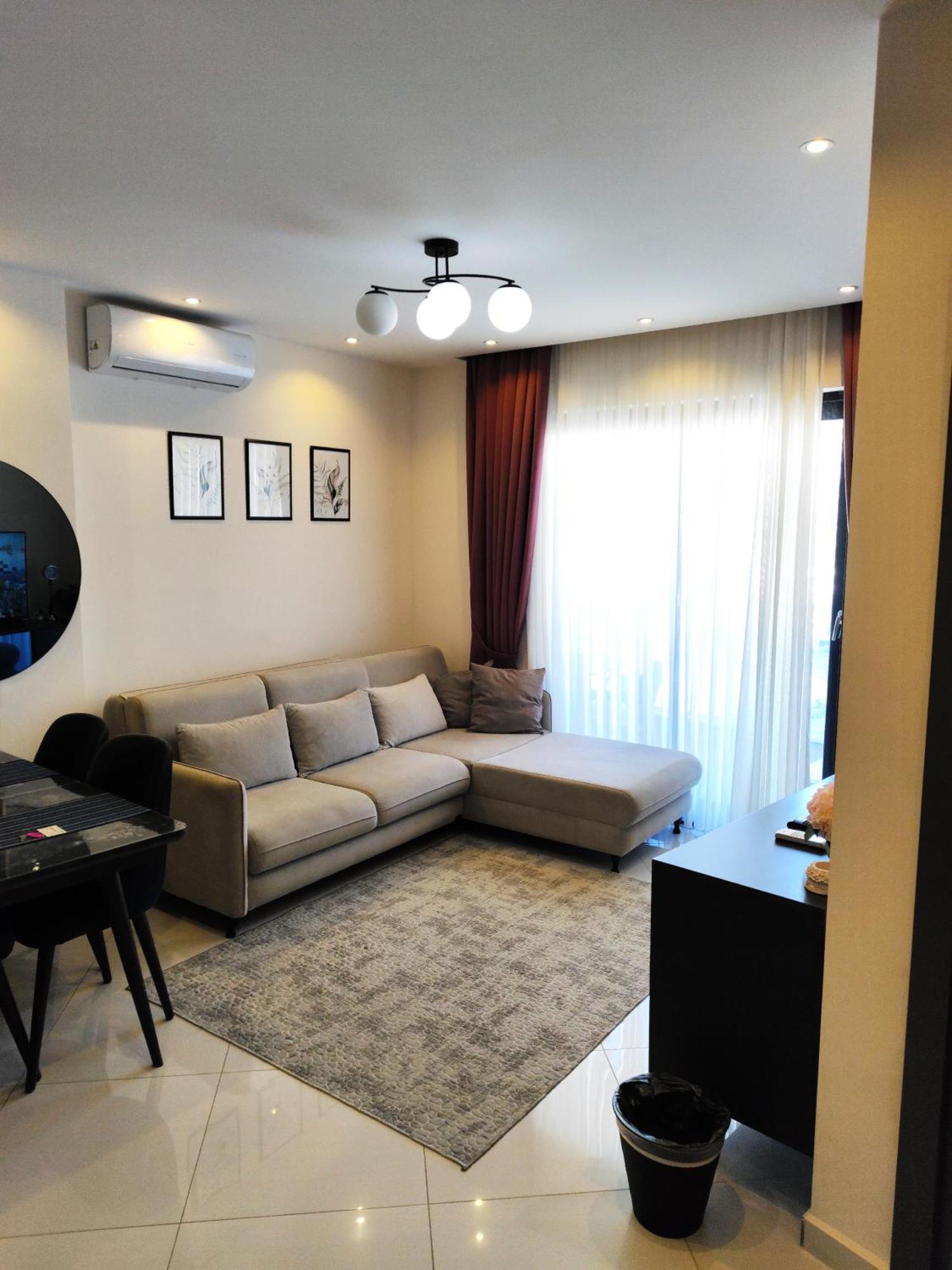 5 Star Facilities/walking Distance To Amenities And The *