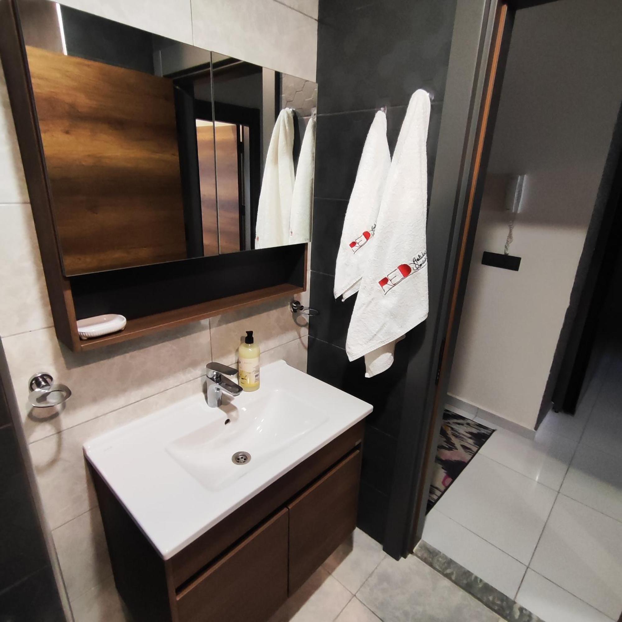 5 Star Facilities/walking Distance To Amenities And The Apartment *