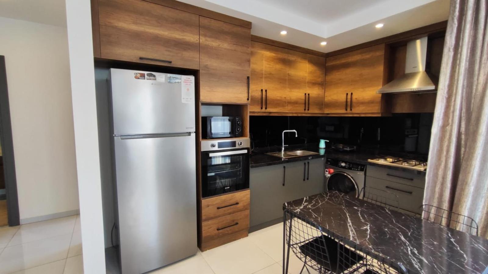 Apartment 5 Star Facilities/walking Distance To Amenities And The *